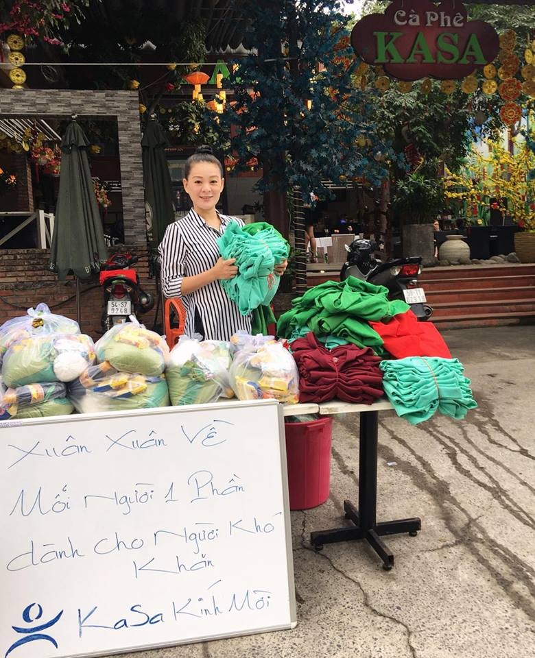 Trang Nhi luôn hướng tới những thân phận nghèo khó như hành động tri ân cộng đồng đã giúp mẹ con chị khi khó khăn (Ảnh VietTimes)