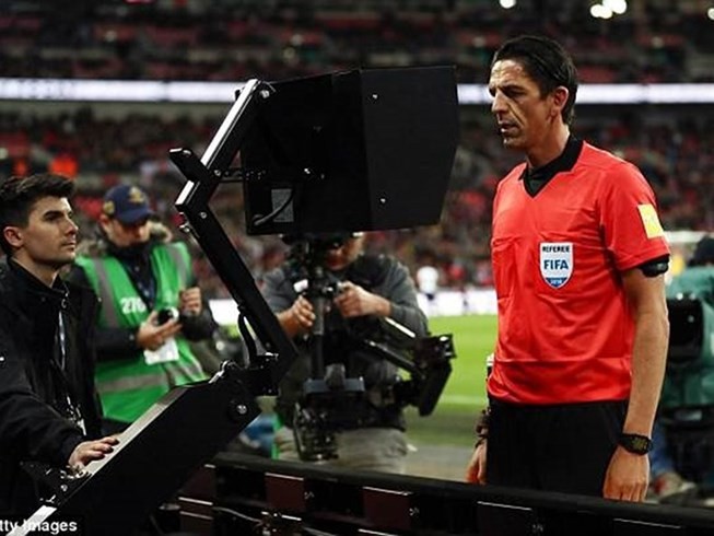 Nếu có VAR như thế này, chắc chắn trọng tài Đỗ Thành Đệ sẽ không thổi phạt đền Nam Định (ảnh FIFA)