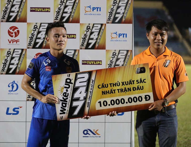 Khi chủ nhà chơi hay, khách đành trắng tay ảnh 2 Cú đúp bàn thắng trong chiến thắng 3-1 của Quảng Nam đã giúp Đinh Thanh Trung trở thành cầu thủ xuất sắc nhất trận đấu. Anh VPF