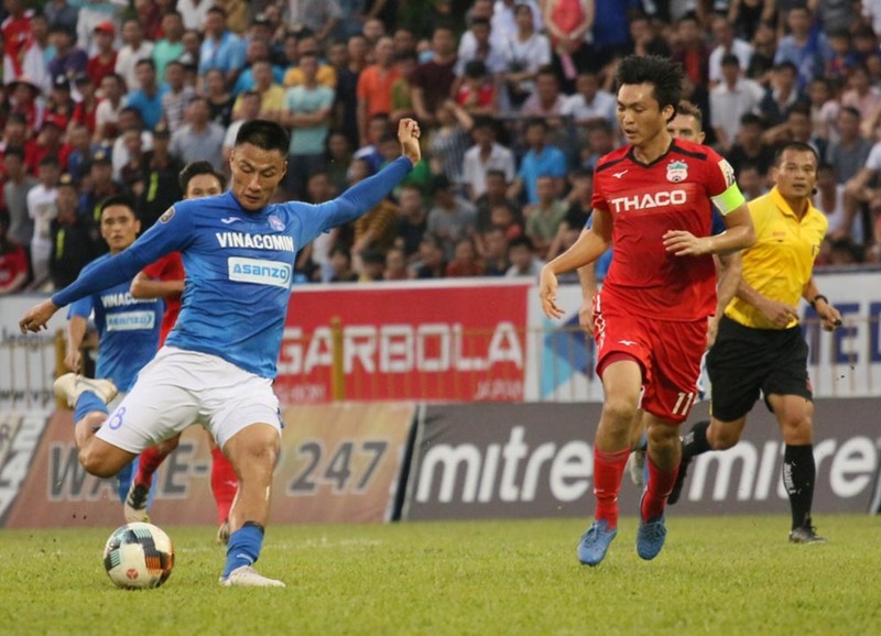 Liệu HAGL có phải tiếp tục “thay tướng”? ảnh 4 Người ta đang nghi ngờ tính hiệu quả của cặp tiền vệ trung tâm Tuấn Anh- Xuân Trường của HAGL. Ảnh VPF