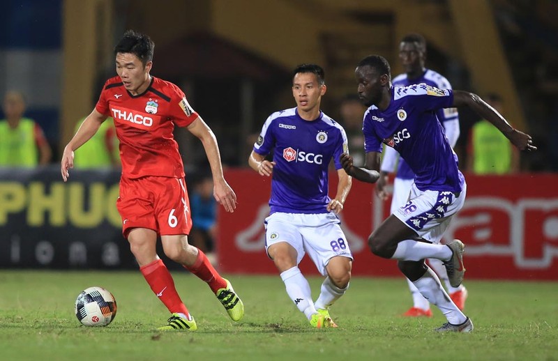 Lương Xuân Trường thi đấu mờ tịt cả trận, rồi bất ngờ phút cuối cùng đã có 1 đường chuyền dài 40m để Văn Toàn, thực hiện cú nước rút kiểu “Gareth Bale Việt Nam” sút tung lưới thủ thành Văn Công gỡ hòa 1-1. Ảnh VPF. Lương Xuân Trường thi đấu mờ tịt cả trận, rồi bất ngờ phút cuối cùng đã có 1 đường chuyền dài 40m để Văn Toàn, thực hiện cú nước rút kiểu “Gareth Bale Việt Nam” sút tung lưới thủ thành Văn Công gỡ hòa 1-1. Ảnh VPF.