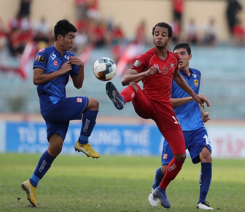 Ngoại binh Lynch của Hải Phòng ngoài việc kiến tạo còn là người làm khổ sở hàng phòng ngự của chủ nhà. Ảnh VPF.  Ngoại binh Lynch của Hải Phòng ngoài việc kiến tạo còn là người làm khổ sở hàng phòng ngự của chủ nhà. Ảnh VPF.