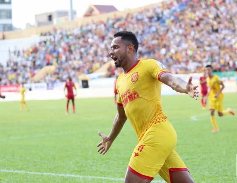 Diogo Pereira thi đấu tràn đầy năng lượng, càn lướt và tì đè, xé toang hàng phòng ngự Thanh Hóa. Ảnh VPF.  Diogo Pereira thi đấu tràn đầy năng lượng, càn lướt và tì đè, xé toang hàng phòng ngự Thanh Hóa. Ảnh VPF.