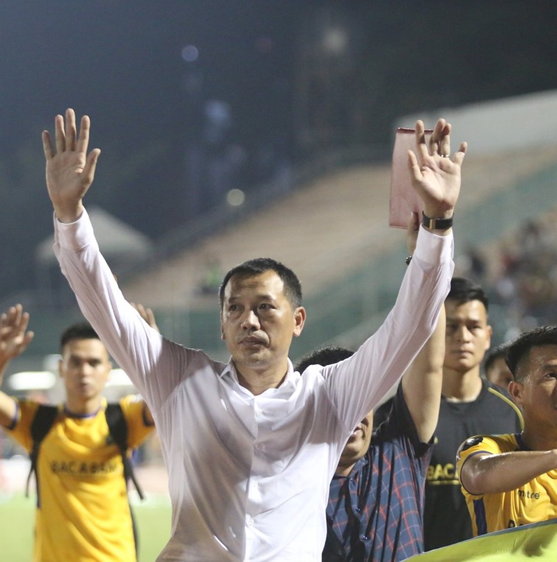 Sức ép chiến thắng đè nặng lên vai HLV Đức Thắng. Ảnh CĐV SLNA>