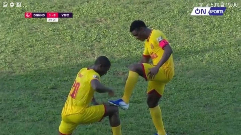 Văn Phú và Emmanuel Tony đều sử dụng lối đá phá sức hàng công đối phương bằng các pha vào bóng va đập mạnh trên không. Ảnh màn hình Văn Phú và Emmanuel Tony đều sử dụng lối đá phá sức hàng công đối phương bằng các pha vào bóng va đập mạnh trên không. Ảnh màn hình