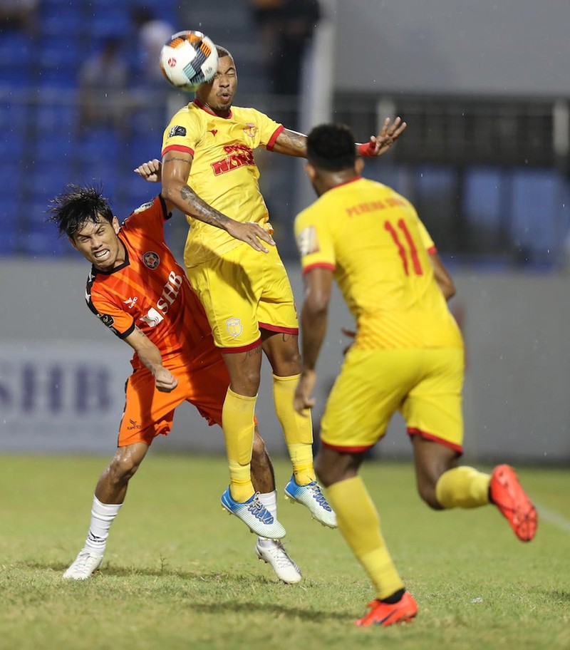 Khán giả thành Nam đang tổ ra hài lòng với khẩu thần công 2 nòng “Made in Brazil” Junior Pereira, Gustavo. Ảnh VPF. Khán giả thành Nam đang tổ ra hài lòng với khẩu thần công 2 nòng “Made in Brazil” Junior Pereira, Gustavo. Ảnh VPF.