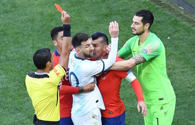 Messi nhận thẻ đỏ trong trận tranh hạng 3 với Chile. Ảnh: Getty Images. Messi nhận thẻ đỏ trong trận tranh hạng 3 với Chile. Ảnh: Getty Images.