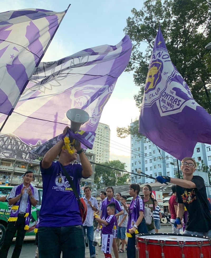 Ngày hội của CĐV Hà Nội trên sân Thống Nhất. Ảnh VPF. Ngày hội của CĐV Hà Nội trên sân Thống Nhất. Ảnh VPF.