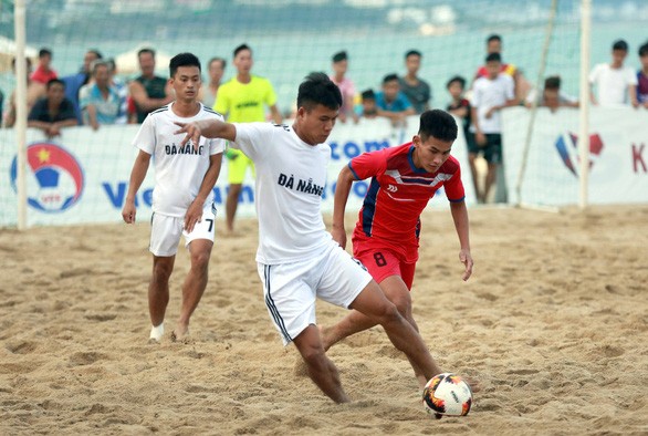 Linh chỉ “nựng” còn Tú chỉ “đùa” ảnh 2 Đội bóng xứ Quảng hậm hực và cay cú vì cho là mình “bị phản kèo” , lập tức bỏ về khách sạn và không lên nhận ngôi á quân cùng hai danh hiệu cá nhân