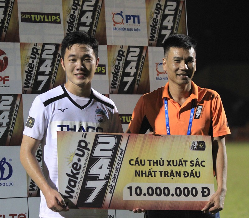 Trên thế giới chỉ có danh thủ người Brazil Rivaldo (Braca) làm tốt hơn Xuân Trường khi có hattrick đá phạt vào lưới chủ nhà MU. Ảnh VPF.