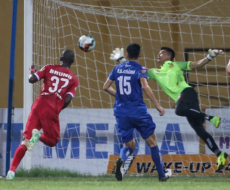 Sát thủ Bruno là cầu thủ Viettel mà hàng phòng thủ chủ nhà SLNA phải dè chừng. Ảnh VPF. 