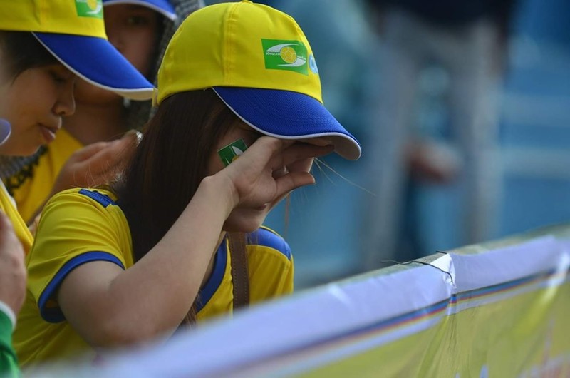 Nước mắt ngày chiến thắng trên khán đài sân Vinh. Ảnh Hội CĐV