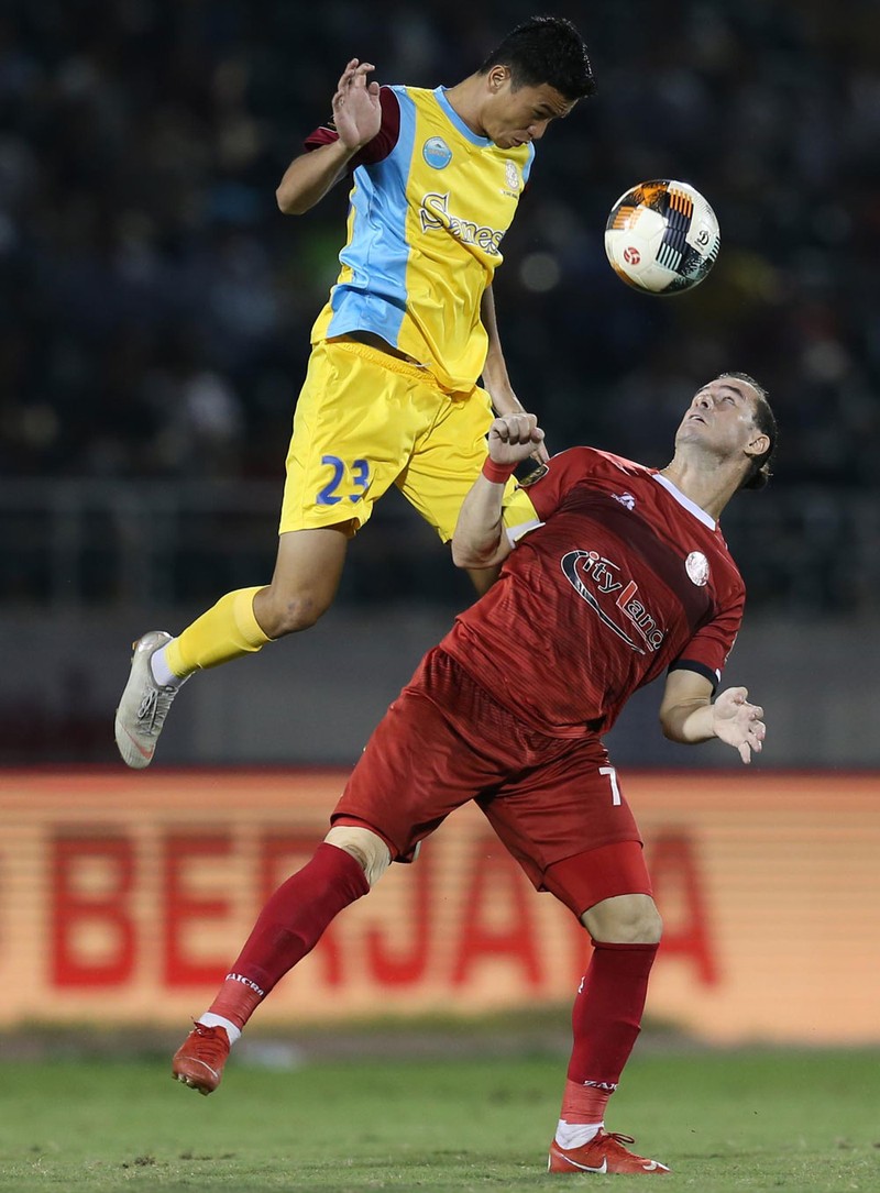 Văn Quyết (Hà Nội) là cầu thủ xuất sắc nhất V.League 2019 hiện nay. Ảnh VPF.