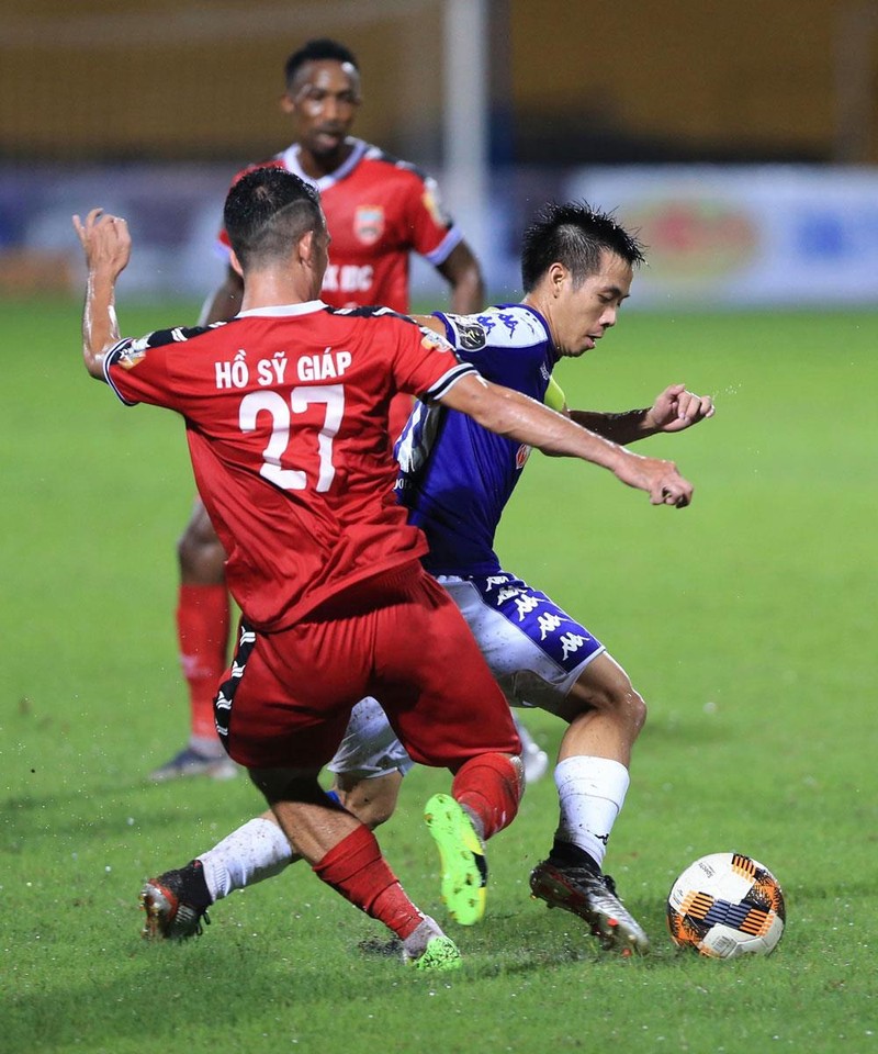 Đội trưởng Văn Quyết, đang là “sát thủ” đáng sợ nhất với bất cứ hàng phòng ngự V.League 2019. Ảnh VPF. Đội trưởng Văn Quyết, đang là “sát thủ” đáng sợ nhất với bất cứ hàng phòng ngự V.League 2019. Ảnh VPF.