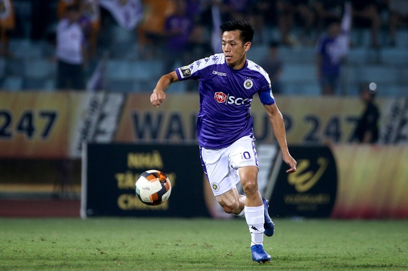 Đội trưởng Văn Quyết của CLB Hà Nội nhận giải thưởng cầu thủ xuất sắc nhất tháng 7. Ảnh CĐV HN