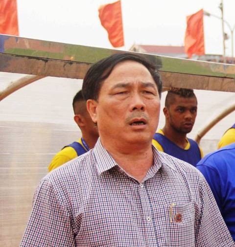 Bầu Đệ đang đối diện với những thất bại sau quyết định của mình. Ảnh CĐV Thanh Hóa.