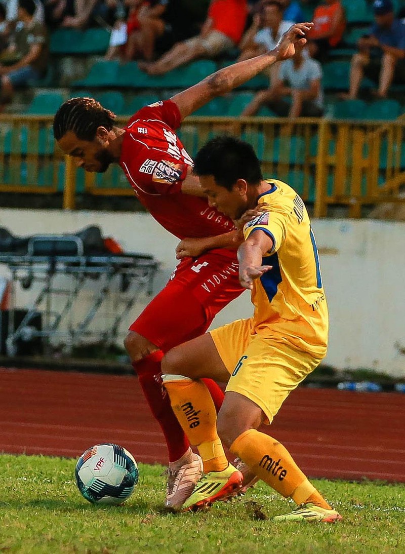 Thủ môn Nguyên Mạnh đã giúp SLNA có trận hòa quý giá. Ảnh VPF.