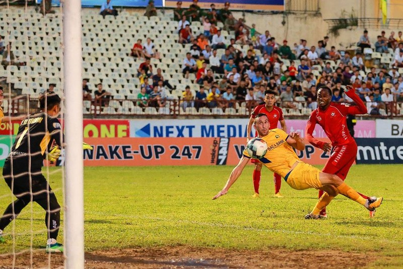 Thủ môn Nguyên Mạnh được bầu làm cầu thủ xuất sắc nhất trận đấu. Ảnh VPF.