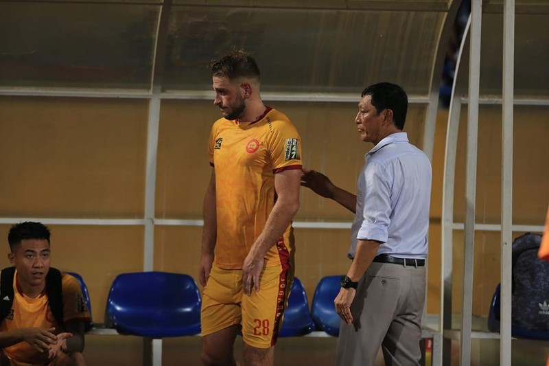 Sau đỉnh cao là... vực thẳm hay là chuyện nhân nào quả nấy ảnh 2 cách sử dụng tiền vệ Gramoz thời HLV Vũ Quang Bảo khác người tiền nhiệm nên các tam giác tấn công của Thanh Hóa không còn linh hoạt như xưa.