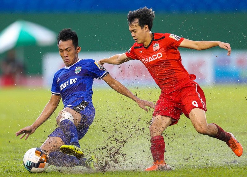 Lối chơi kỹ thật của Văn Toàn đã bị trời mưa làm cản trở. Ảnh VPF.