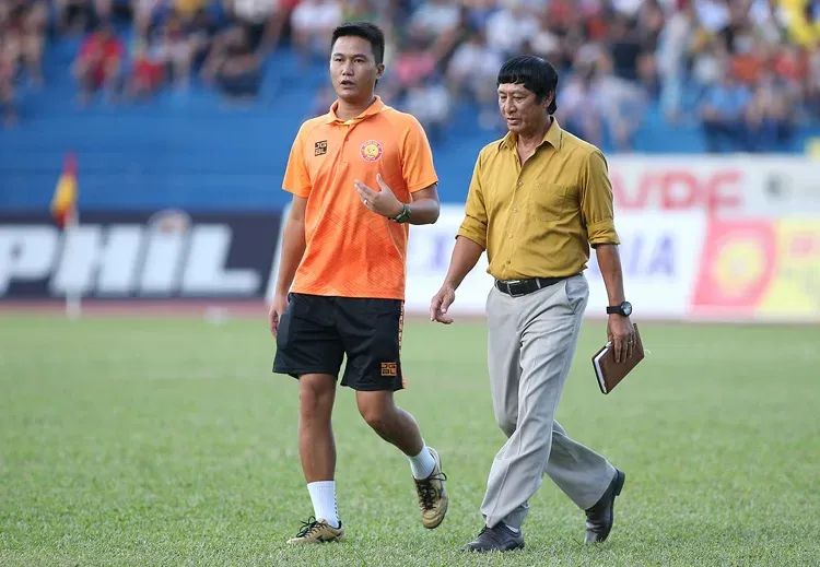 Thanh Hóa, bật đèn hiệu SOS! SOS! SOS! ảnh 2 Bầu Đệ đã đẩy cả 2 HLV này vào thế khó. Ảnh VPF.