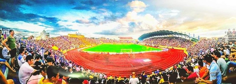 Nam Định có trận cầu “thiên định” với Quảng Nam ảnh 3 Với người dân thành Nam đúng là bóng đá đang là món ăn tinh thần, khiến mọi người xích lại gần nhau. Ảnh NĐFC.