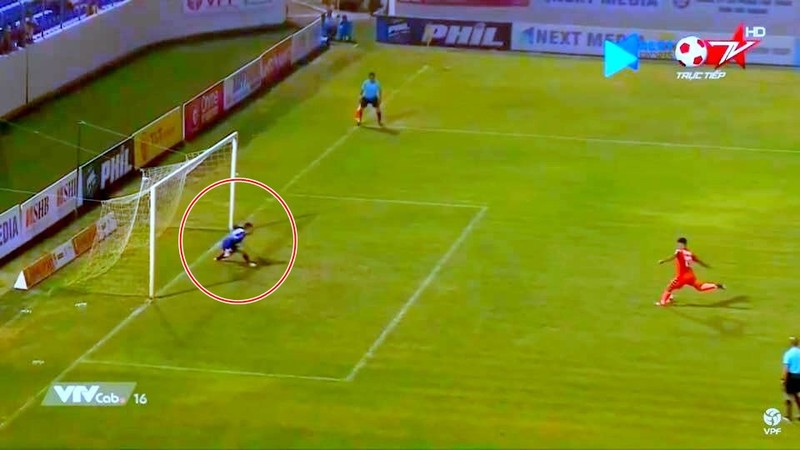Trọng tài đã không "thuộc luật" trong tình huống này. Ảnh màn hình. Trọng tài đã không