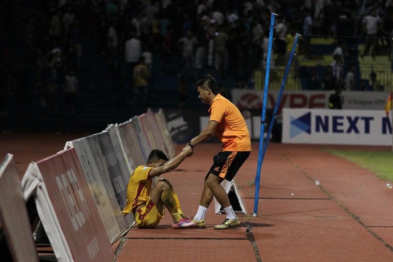 Khi mọi thứ đều chống lại Thanh Hóa… trừ cổ động viên ảnh 1 Đứng dậy đi em! Ảnh THFC.