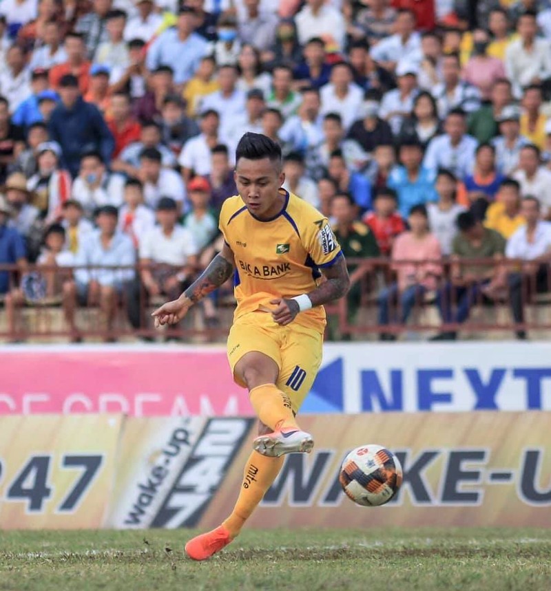 Sân Vinh: SLNA thua trận đầu tiên trên sân nhà ảnh 1 Với pha ghi bàn thứ 8, Tuấn Tài đã trở thành nội binh ghi nhiều bàn thắng nhất V.League 2019. Ảnh FBNV.