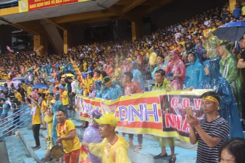 Nắng, mưa không ngăn được người Nam Định đến sân. Ảnh NĐFC.