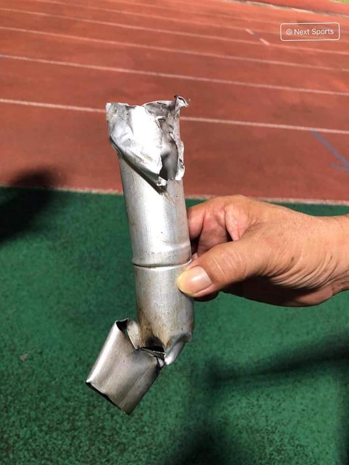 Đi xem bóng đá có nhất thiết đem theo pháo không? Ảnh VietTimes.