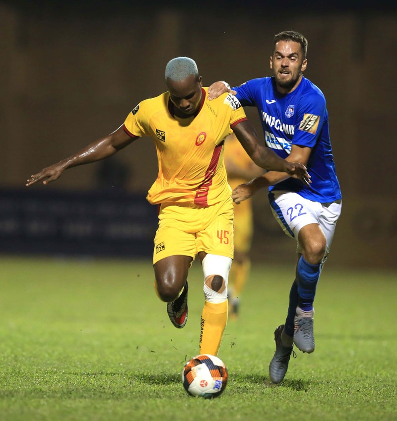 Ngoại binh Than Quảng Ninh luôn lấn lướt đối phương. Ảnh VPF