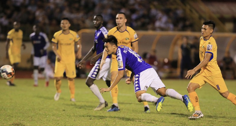 Không ai có thể cản được Hà Nội vô địch ảnh 2 Cú đánh đầu đập đất của trung vệ Thanh Chung đã đưa Hà Nội lên ngôi vô địch. Ảnh VPF.