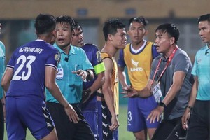 Luật thì của FIFA, còn thổi thế nào là của trọng tài. Ảnh MNS.
