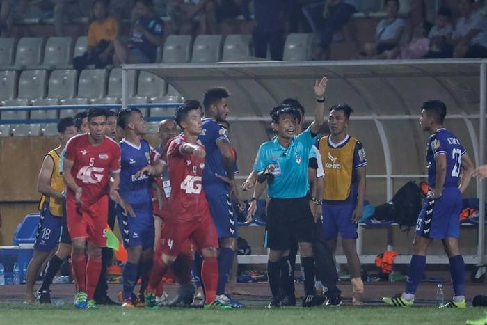 Ba điều VPF cần làm ngay để khôi phục uy tín ảnh 1 Các đội bóng Việt Nam hình thành thói quen cứ thua là vây trọng tài gây sức ép. Ảnh BDFC.