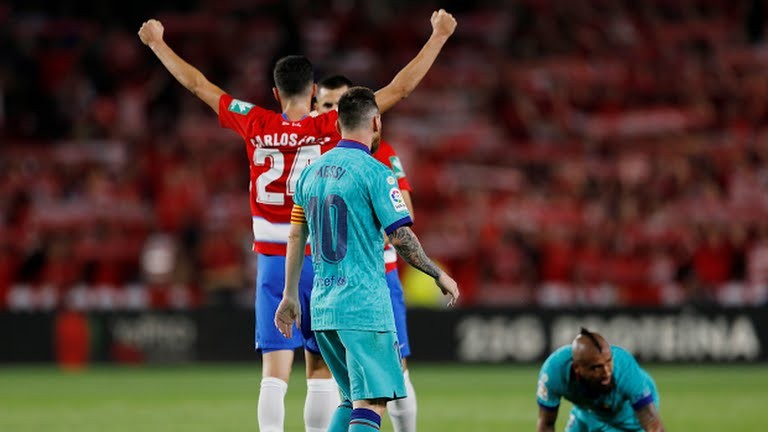 “Hình như không có Messi”!  ảnh 2 Arturo Vidal để bóng chạm tay  trong vòng cấm còn khiến CLB xứ Catalan bị trả giá bằng bàn thua thứ 2ctrên chấm phạt đền. Ảnh MNS.