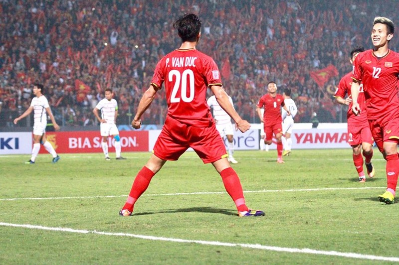 Tiền vệ Văn Đức là 