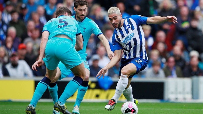 “Gà trống” London lại tắt tiếng gáy ảnh 2 Đoàn quân của HLV Pochettino đang gặp khá nhiều khó khăn trong việc kiểm soát thế trận, cũng như tiếp cận với khung thành của đội chủ nhà. Ảnh Reutes.