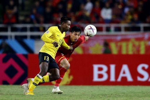 Ấn tượng tiền vệ phải Sumareh của ĐT Malaysia ảnh 1 Tại AFF Cup 2018, Văn Hậu đã làm tốt nhiệm vụ kèm Mohamadou Sumareh. Ảnh FAM