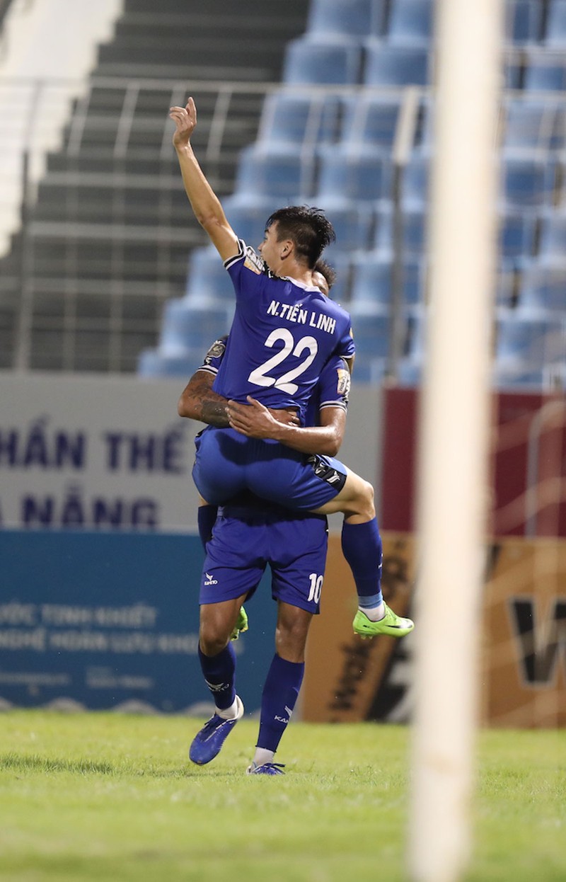 Giấc mơ trụ hạng của người xứ Thanh ảnh 2 Nếu chủ nhà B.Bình Dương đá thẳng chân, Thanh Hóa sẽ gặp khó khăn. Ảnh VPF