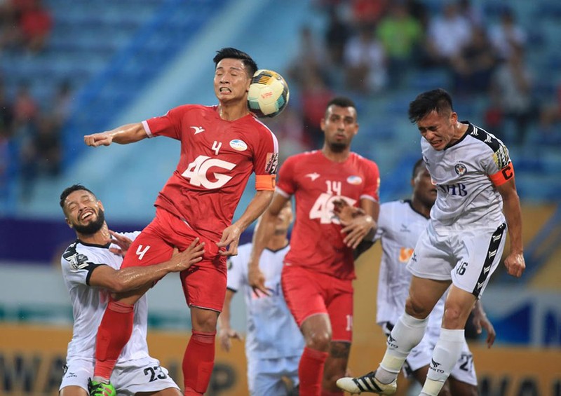 Cuộc chiến trên không giữa các cầu thủ Viettel và SHB.Đà nẵng. Ảnh VPF Cuộc chiến trên không giữa các cầu thủ Viettel và SHB.Đà nẵng. Ảnh VPF