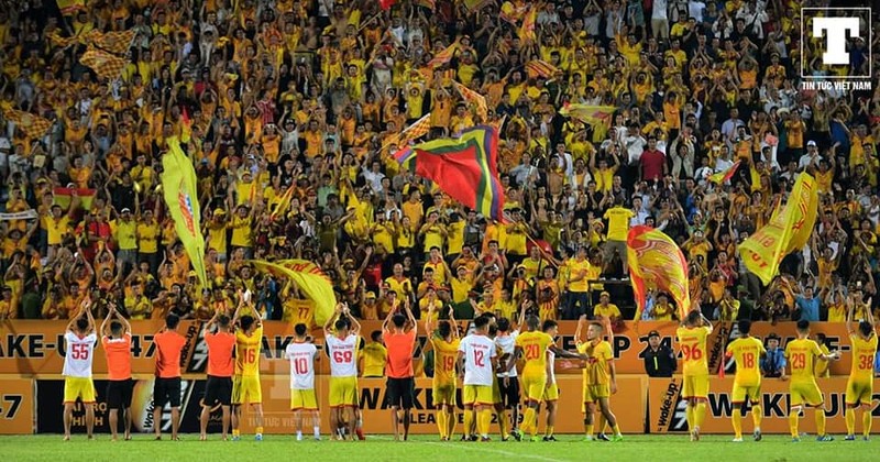 Nên chăng tính đến việc chuẩn hóa dần công tác cổ động bóng đá ảnh 2 Duy nhất sân Thiên Trường đông kín khán giả như thế này. Ảnh NĐFC