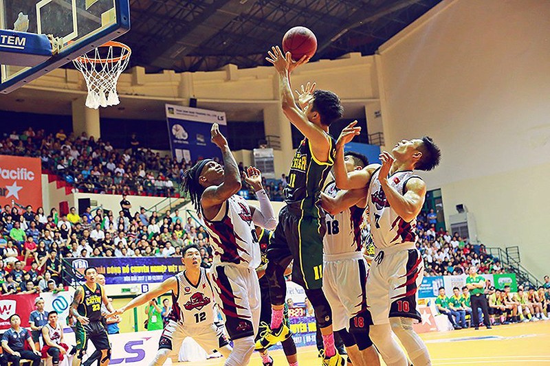 Nên chăng tính đến việc chuẩn hóa dần công tác cổ động bóng đá ảnh 1 Những trận bóng rổ VBA bao giờ cũng kín sân. Ảnh CT