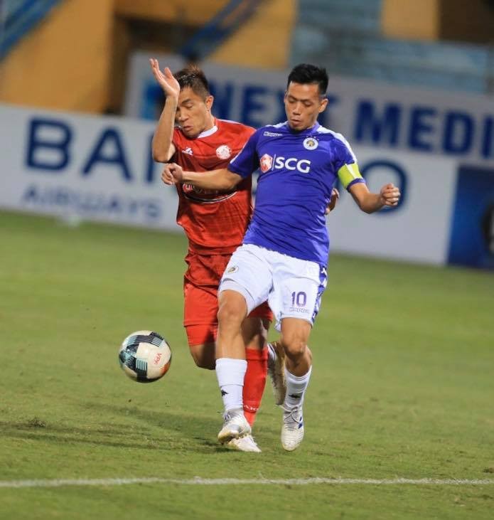 Văn Quyết bị 1 thẻ đỏ, 2 án phạt nguội và chỉ đá 15/26 trận nên không được chọn lựa làm Cầu thủ xuất sắc nhất giải 2019. Ảnh VPF