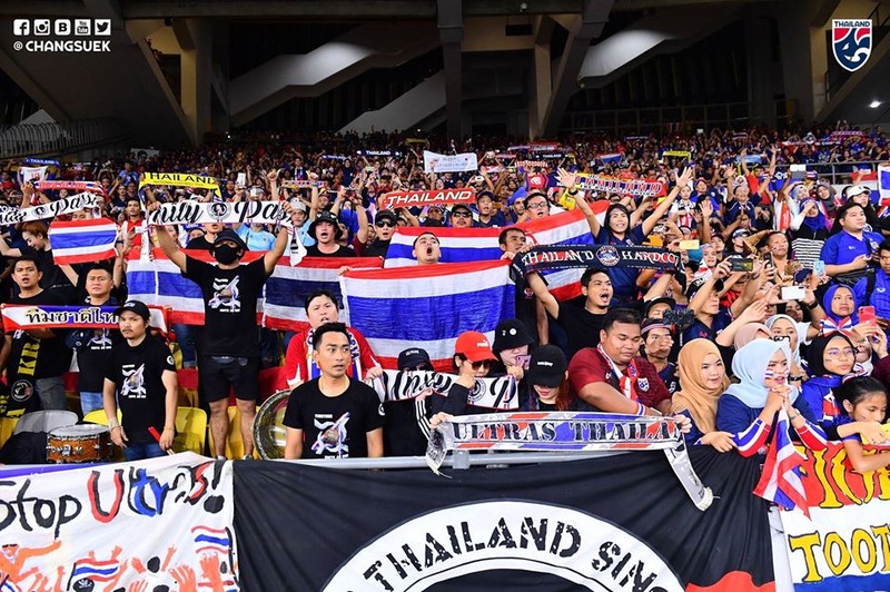 Lần đầu tiên cổ động viên Thái cảm thấy lo lắng cho đội nhà khi đối đầu với Việt Nam. Ảnh FAT.