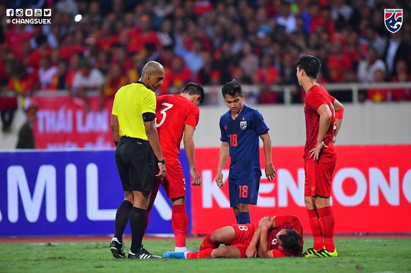 Nhận đủ 2 thẻ vàng, Trọng Hoàng sẽ vắng mặt trận gặp Malaysia. Ảnh Changsuek