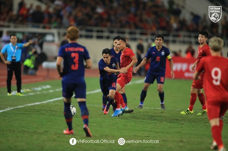 Cầu thủ 2 bên tập trung tranh cướp bóng ở khu vực giữa sân. Ảnh VF.