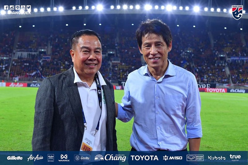 Trước SEA Games 30, Thái Lan gia hạn hợp đồng với HLV A. Nishino thêm 2 năm để động viên nhà cầm quân này. Ảnh Changsuek.