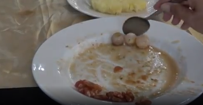 Cảnh thường thấy trên bàn ăn của các VĐV dự SEA Games. Ảnh TĐ Cảnh thường thấy trên bàn ăn của các VĐV dự SEA Games. Ảnh TĐ