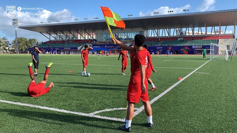 Các cầu thủ đã dần quen với mặt sân cỏ nhân tạo. Ảnh VF.